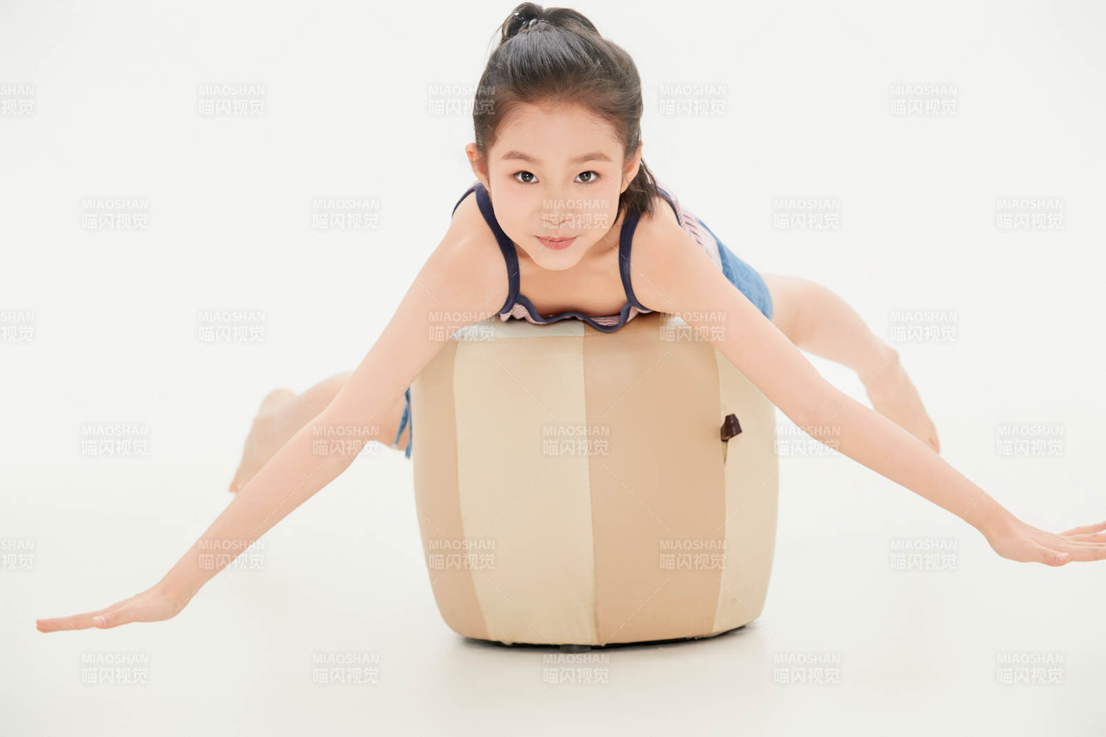 白色背景里的活泼可爱的中国小女孩儿童图片