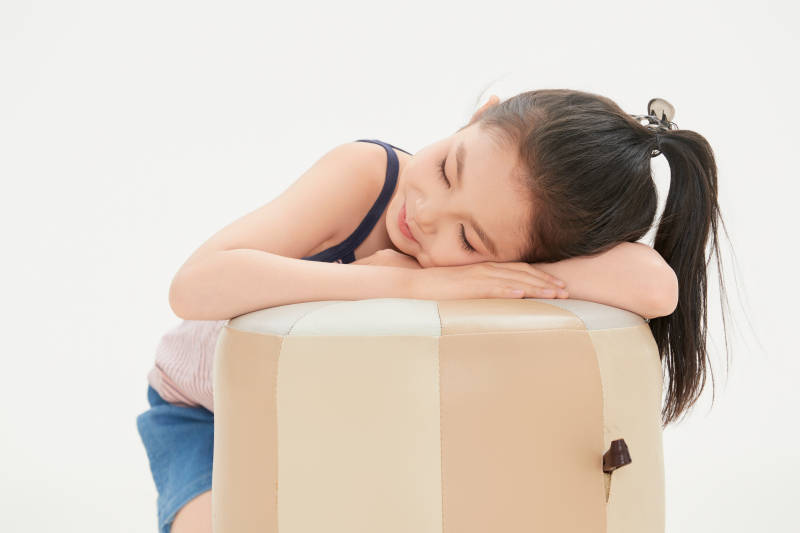 白色背景里的活泼可爱的中国小女孩儿童