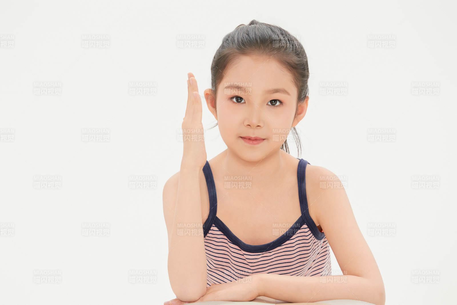 白色背景里的活泼可爱的中国小女孩儿童