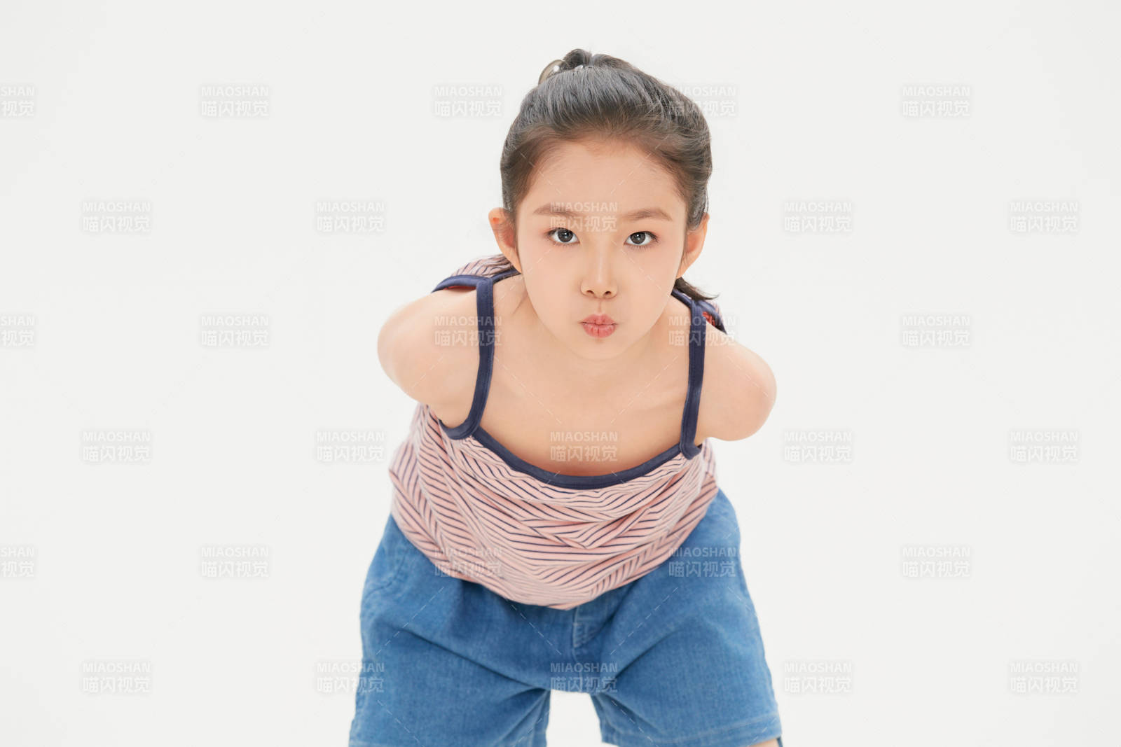 白色背景里的活泼可爱的中国小女孩儿童