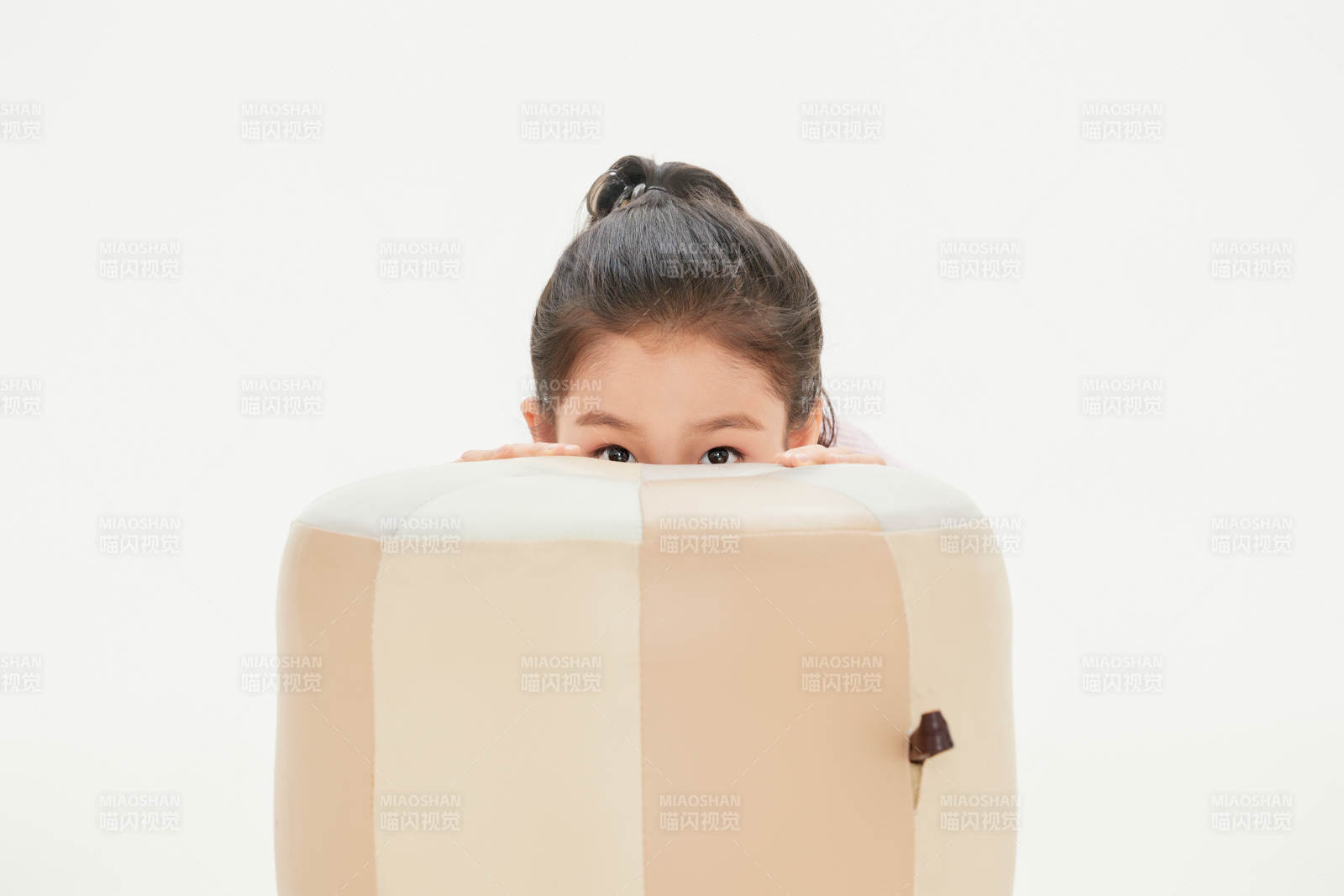 白色背景里的活泼可爱的中国小女孩儿童