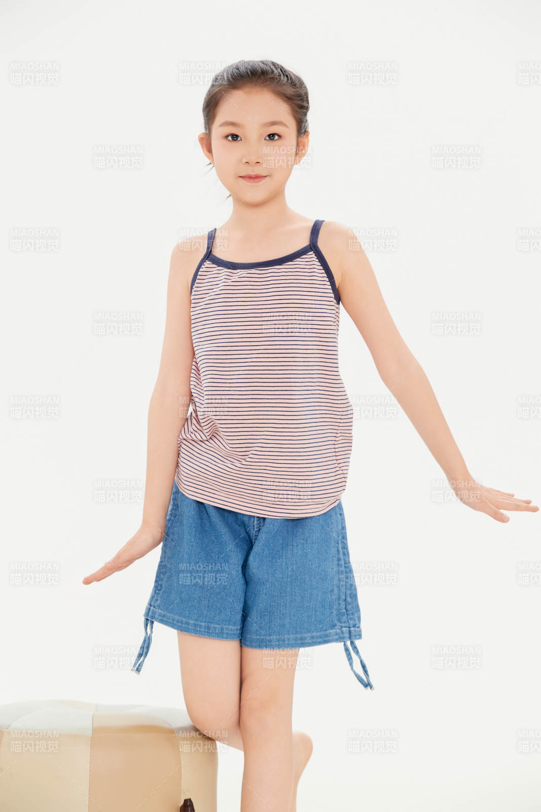 白色背景里的活潑可愛的中國小女孩兒童