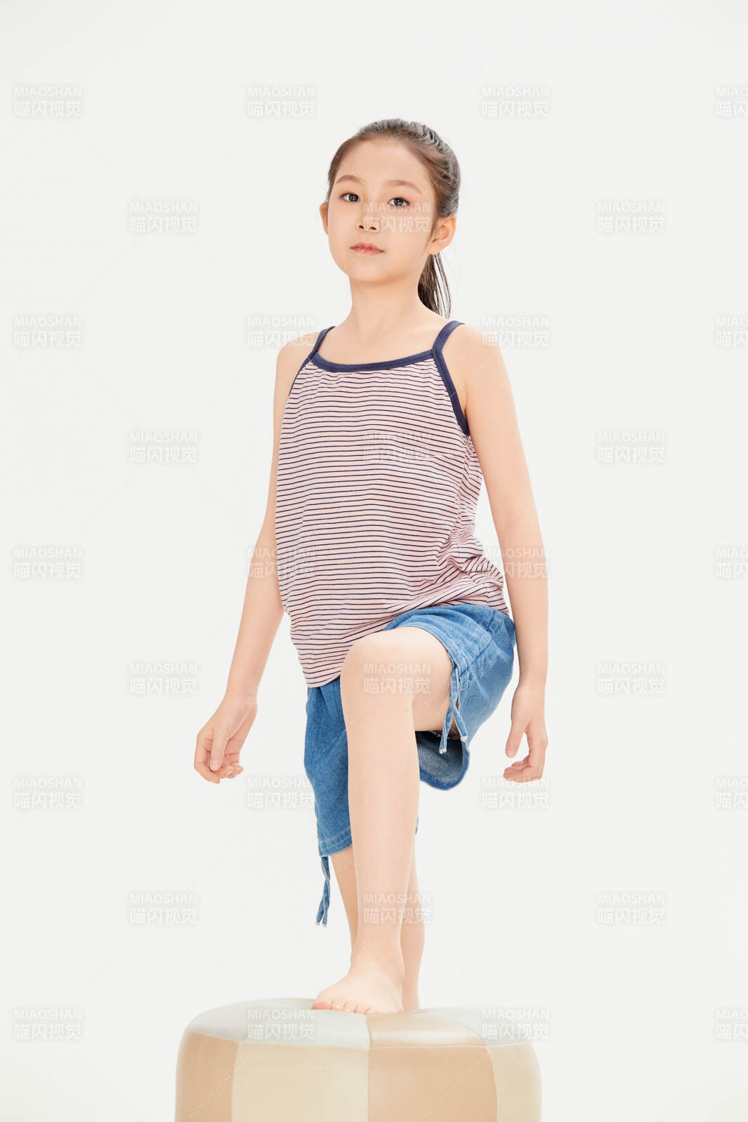 白色背景里的活潑可愛的中國小女孩兒童