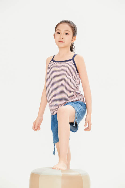 白色背景里的活泼可爱的中国小女孩儿童