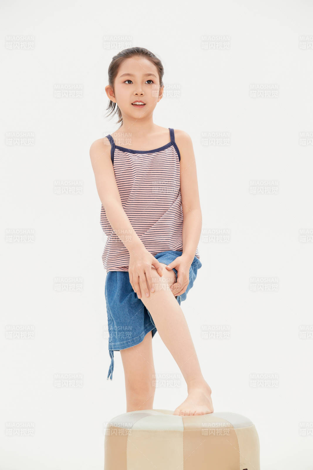 白色背景里的活泼可爱的中国小女孩儿童