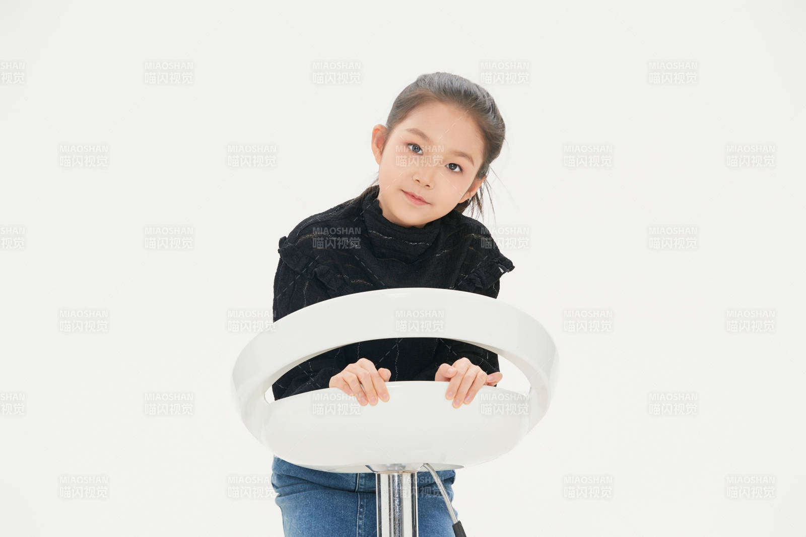 白色背景里的活泼可爱的中国小女孩儿童