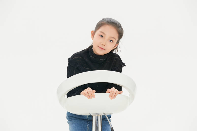 白色背景里的活泼可爱的中国小女孩儿童