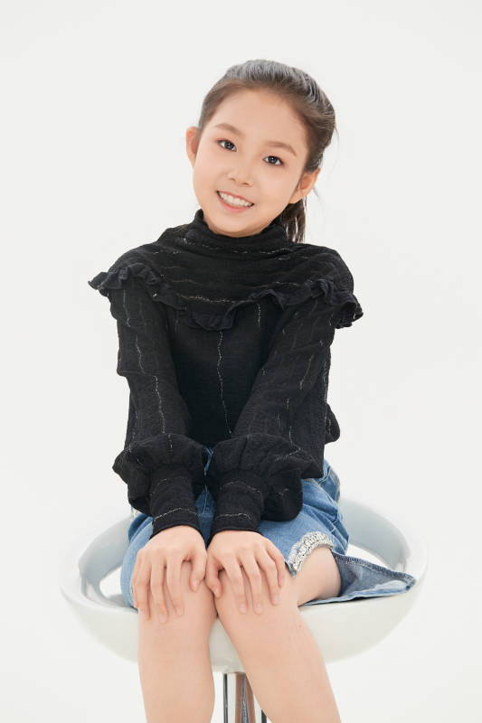 白色背景里的活泼可爱的中国小女孩儿童