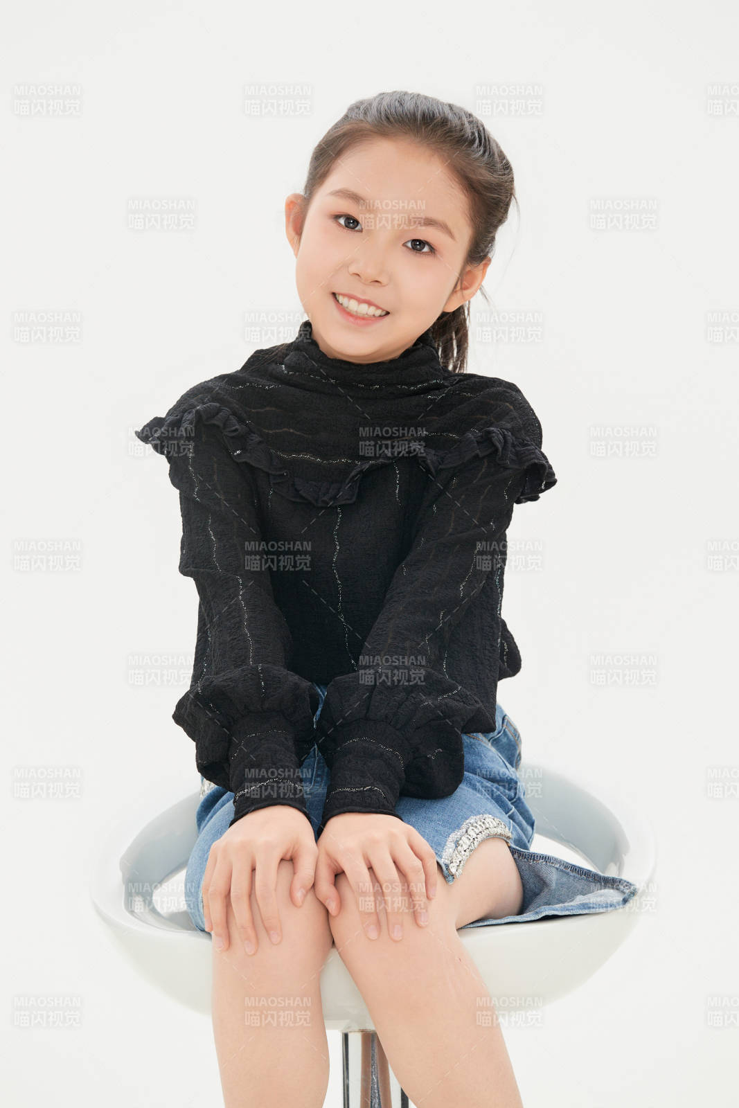 白色背景里的活泼可爱的中国小女孩儿童