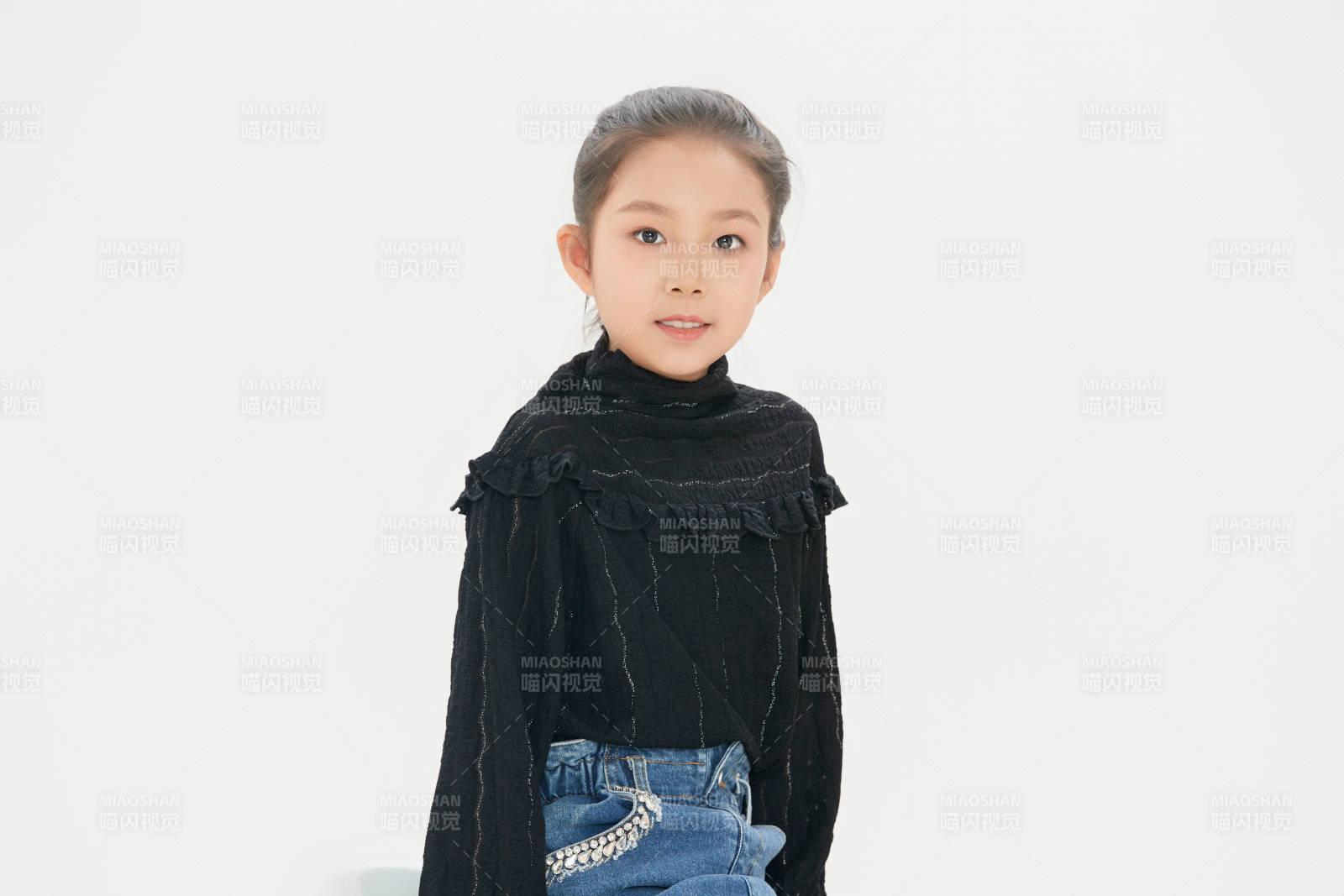 白色背景里的活泼可爱的中国小女孩儿童