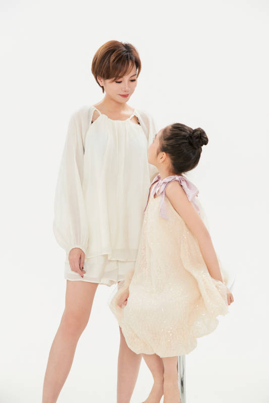 白色背景里的美丽妈妈与可爱女儿亲子人像