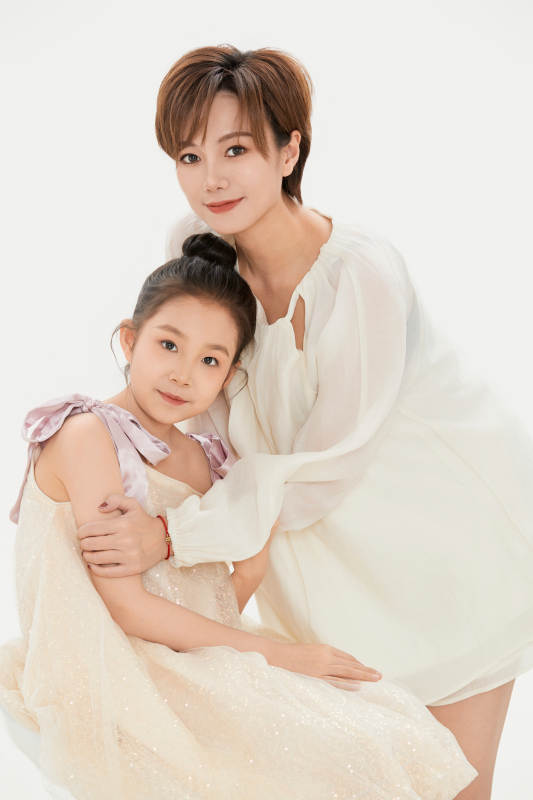 白色背景里的美丽妈妈与可爱女儿亲子人像