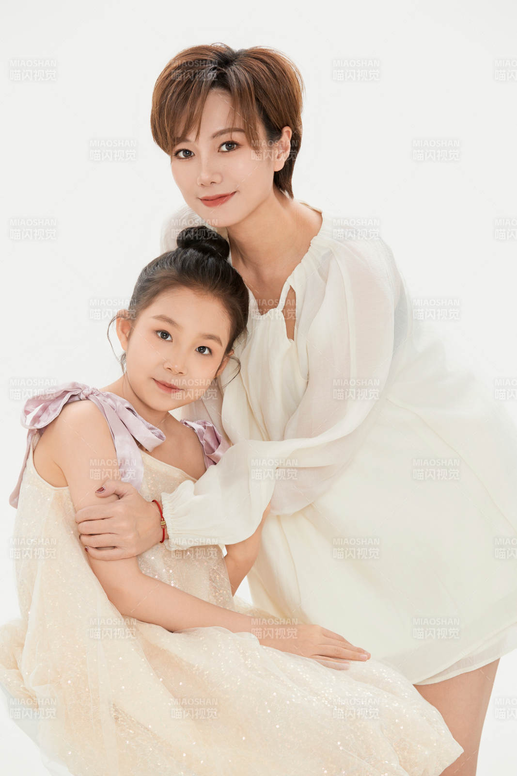 白色背景里的美麗媽媽與可愛女兒親子人像