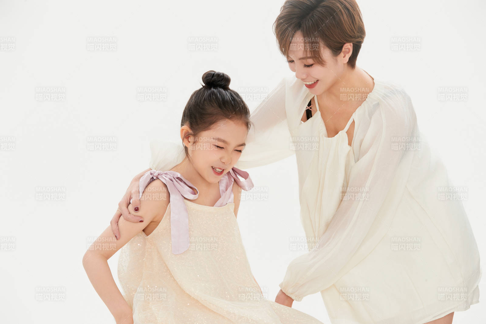 白色背景里的美麗媽媽與可愛女兒親子人像