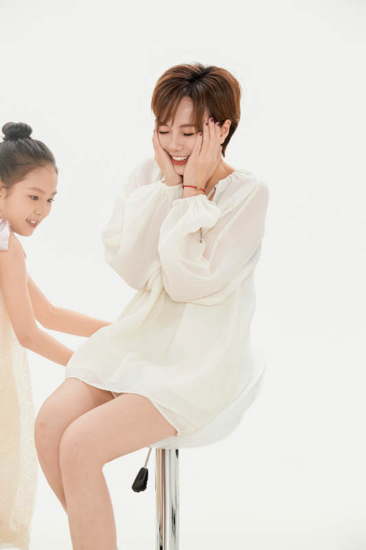 白色背景里的美丽妈妈与可爱女儿亲子人像