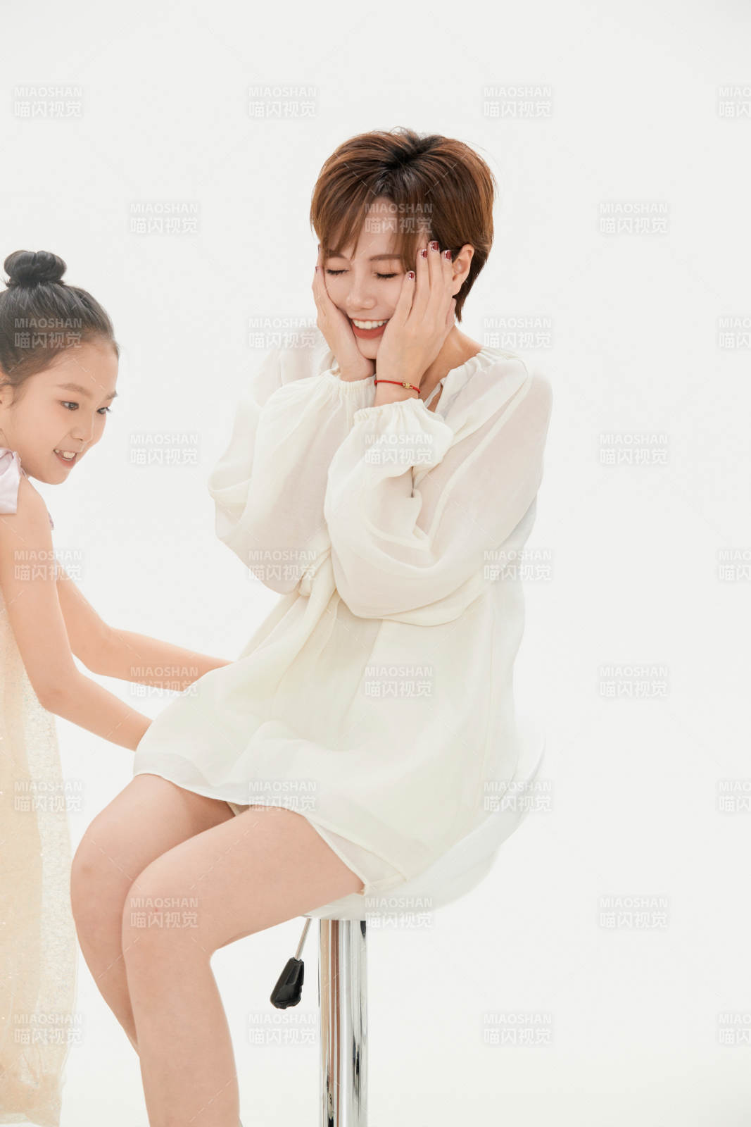 白色背景里的美丽妈妈与可爱女儿亲子人像