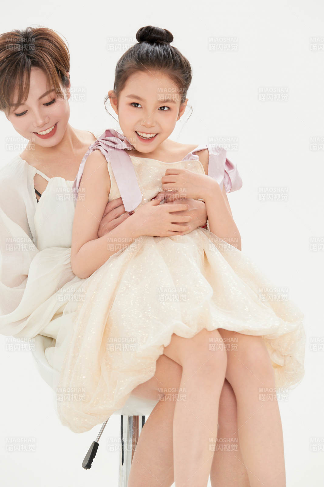 白色背景里的美丽妈妈与可爱女儿亲子人像