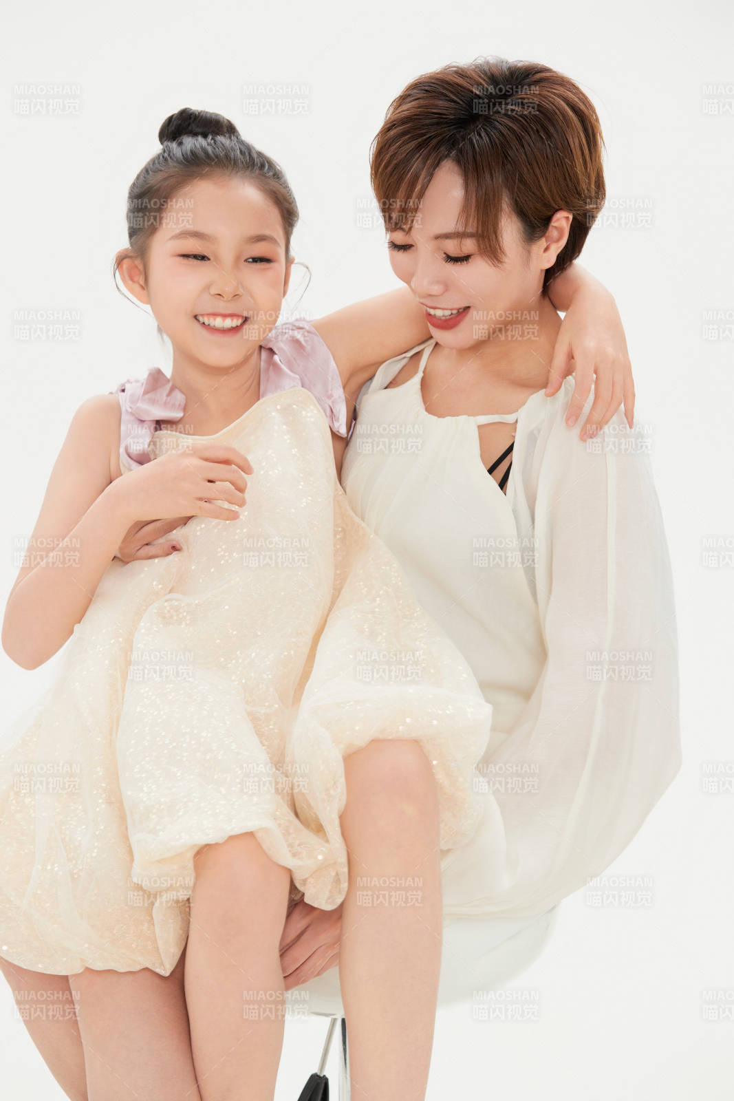 白色背景里的美丽妈妈与可爱女儿亲子人像