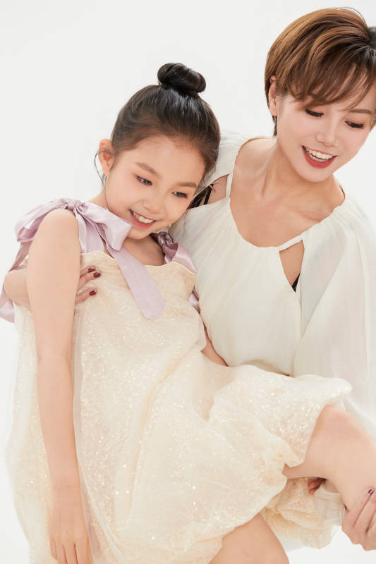 白色背景里的美丽妈妈与可爱女儿亲子人像