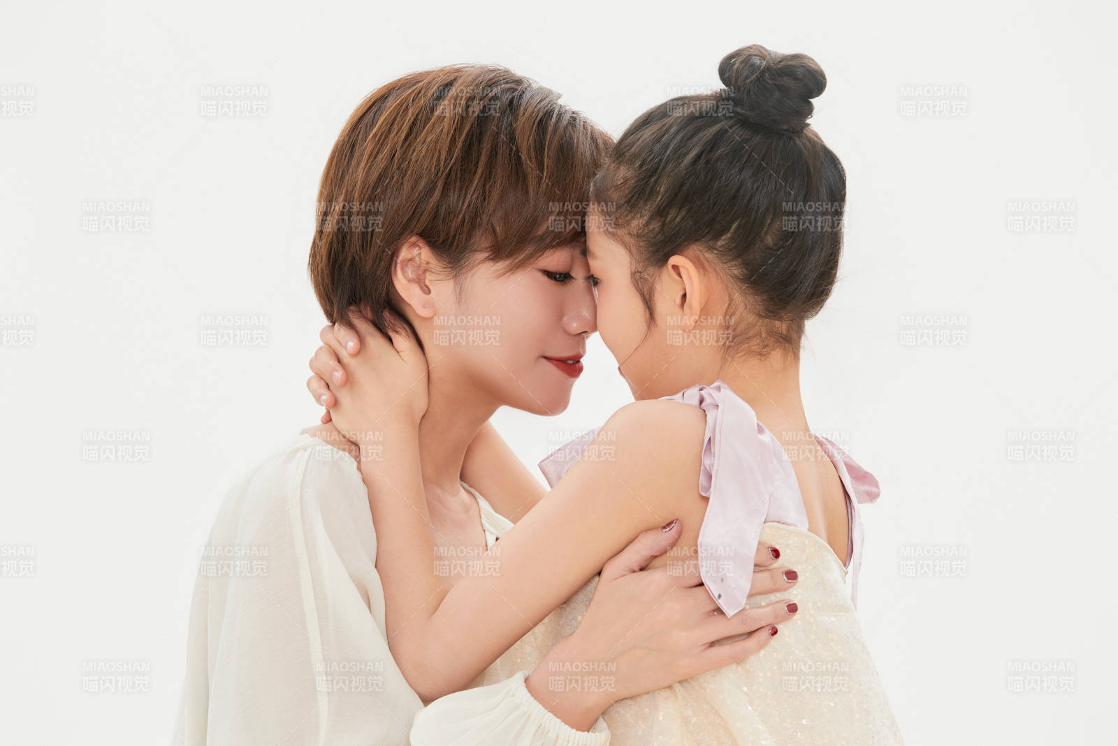 白色背景里的美丽妈妈与可爱女儿亲子人像