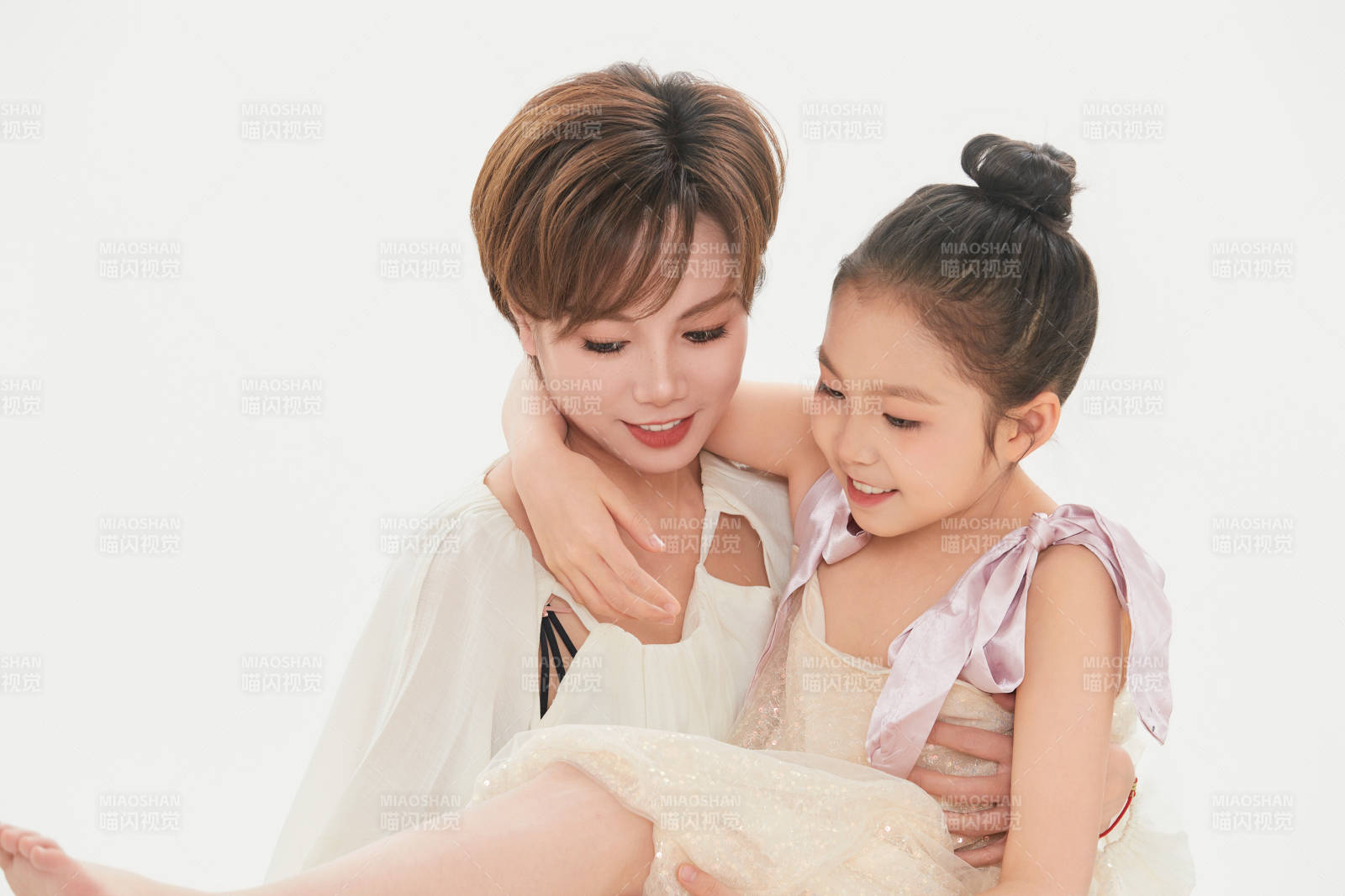 白色背景里的美丽妈妈与可爱女儿亲子人像
