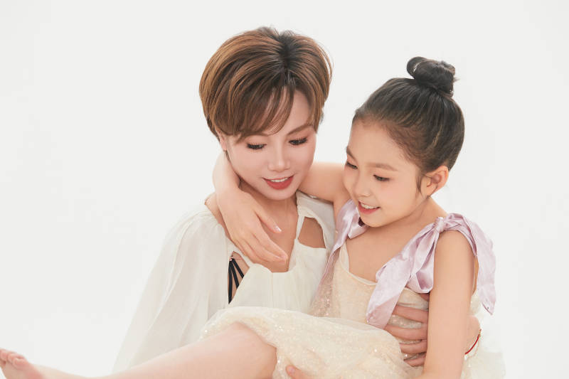 白色背景里的美丽妈妈与可爱女儿亲子人像