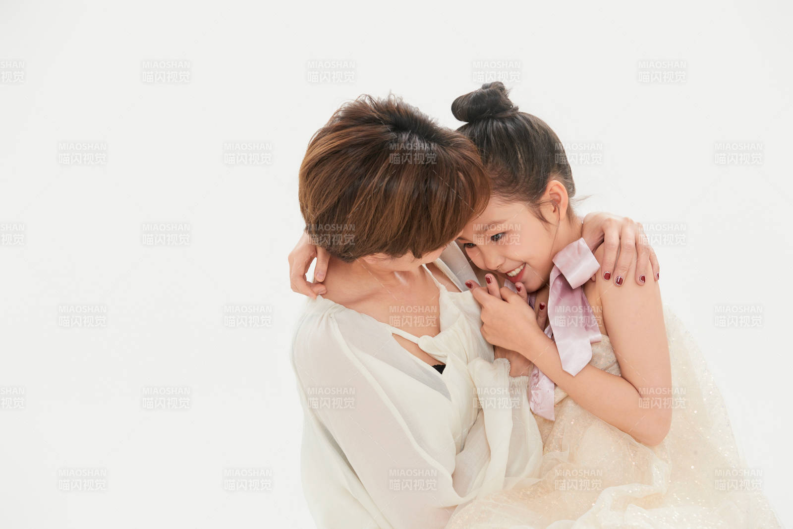 白色背景里的美麗媽媽與可愛女兒親子人像