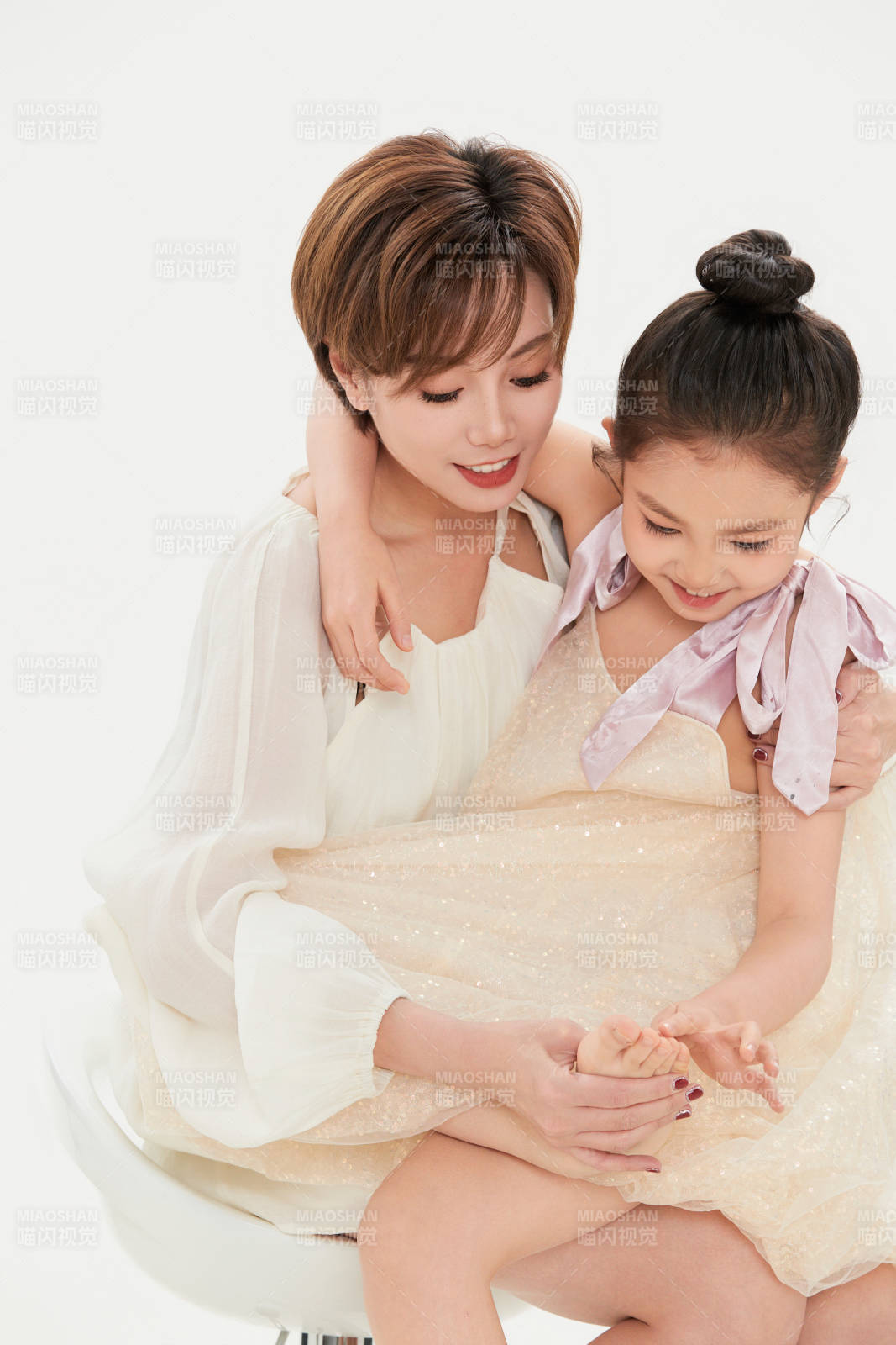 白色背景里的美麗媽媽與可愛女兒親子人像