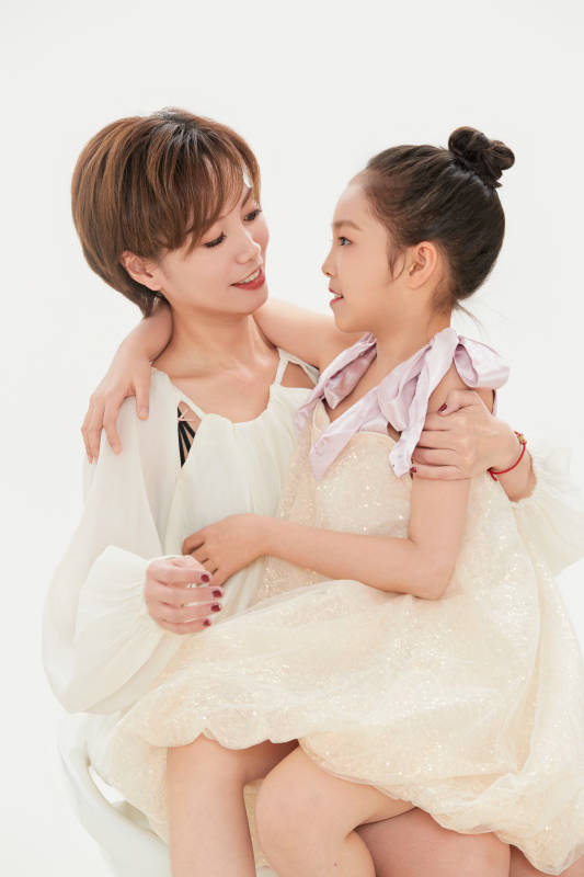 白色背景里的美丽妈妈与可爱女儿亲子人像