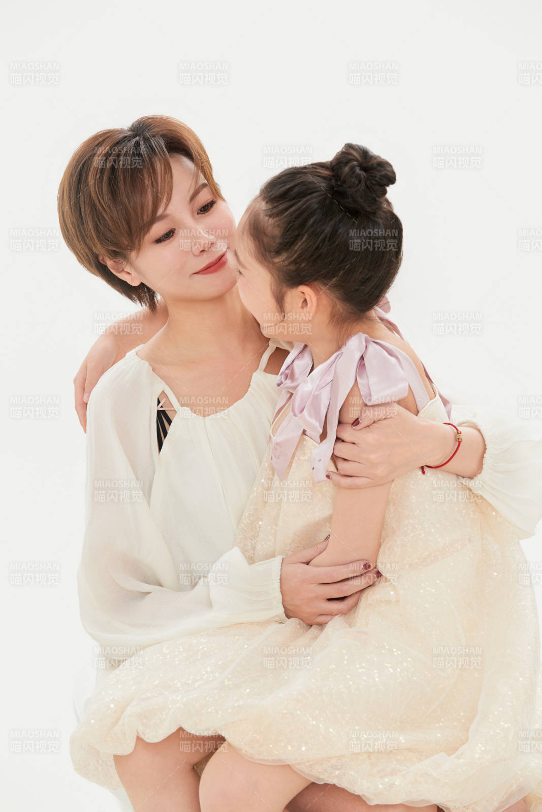 白色背景里的美丽妈妈与可爱女儿亲子人像