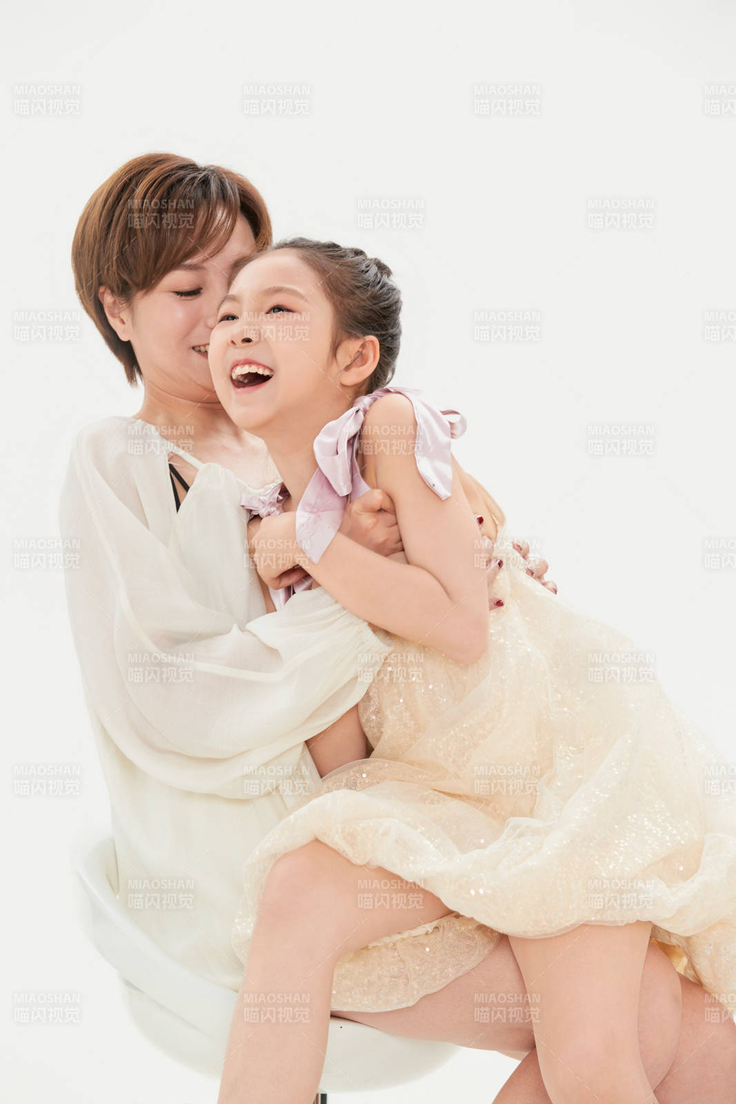 白色背景里的美丽妈妈与可爱女儿亲子人像图片