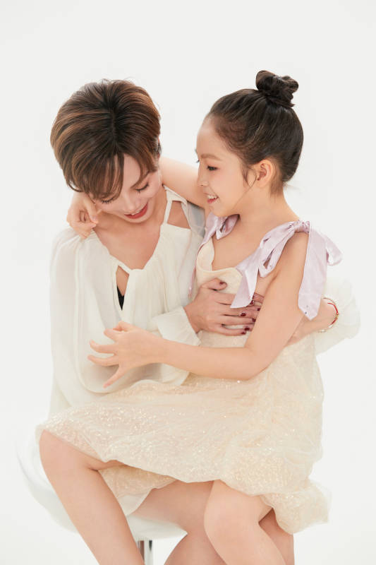 白色背景里的美丽妈妈与可爱女儿亲子人像