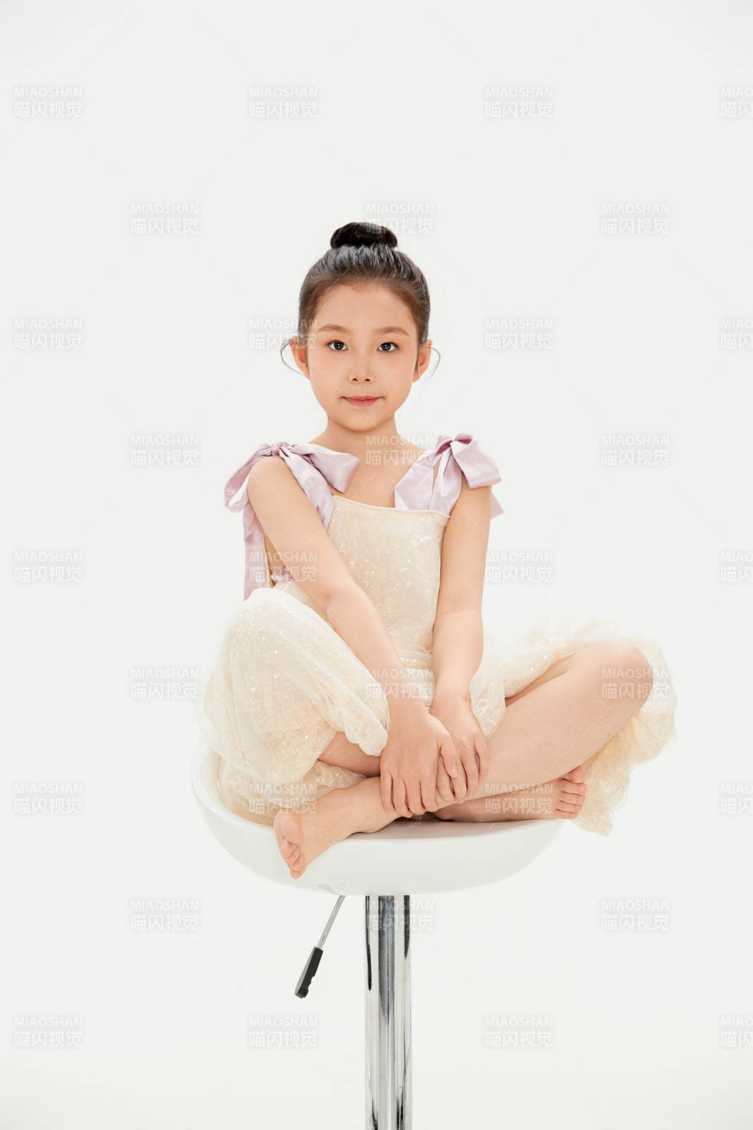 白色背景里的活泼可爱的中国小女孩儿童