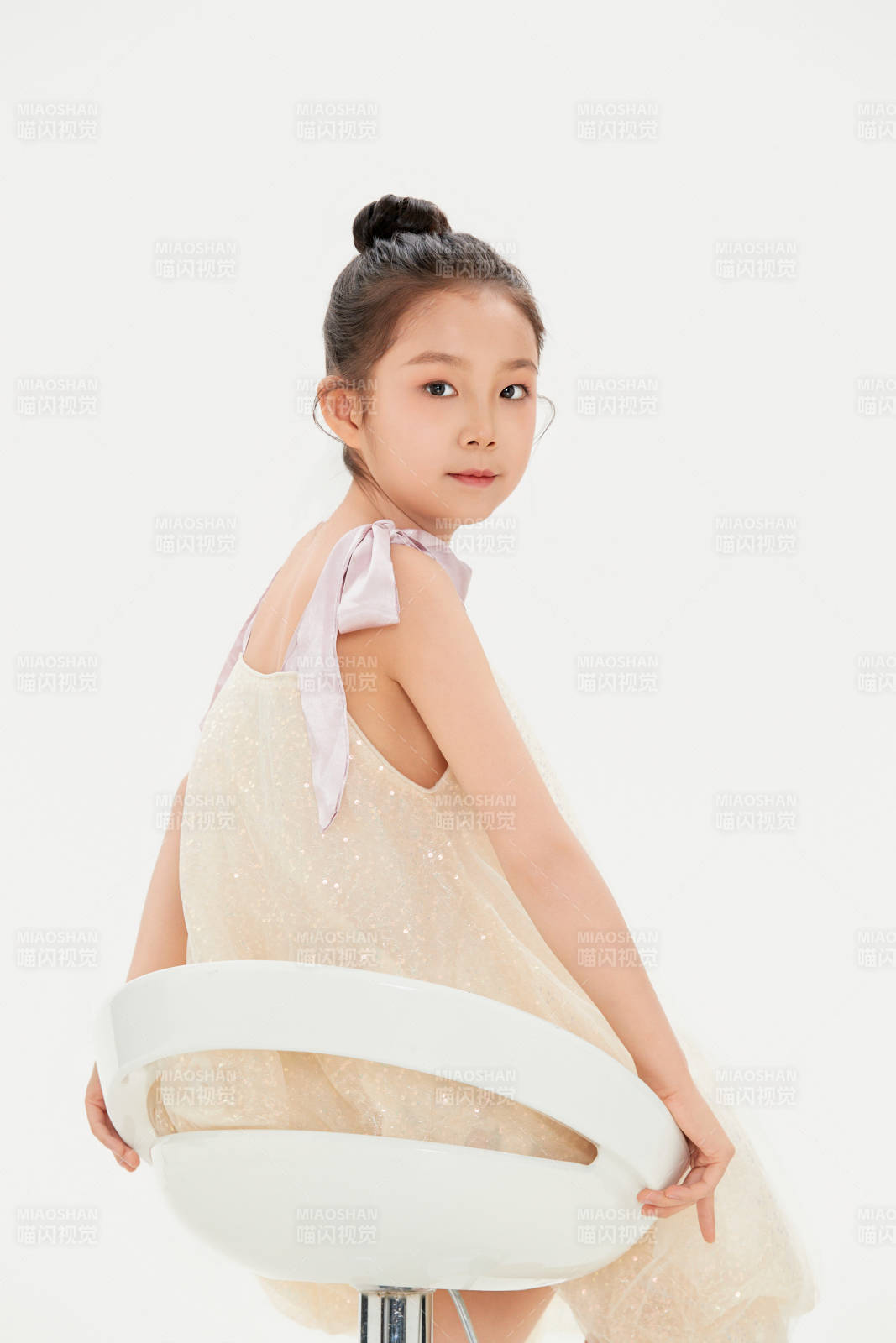 白色背景里的活潑可愛的中國小女孩兒童圖片