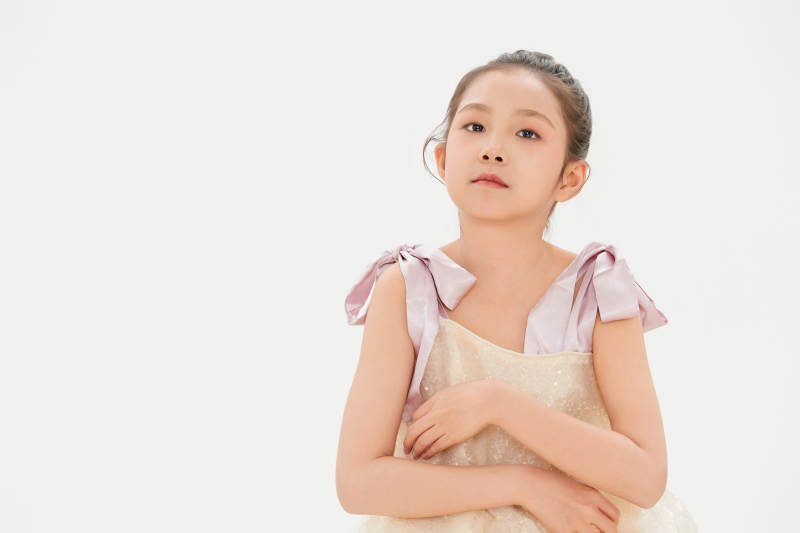 白色背景里的活潑可愛的中國小女孩兒童