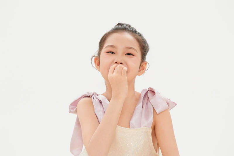 白色背景里的活泼可爱的中国小女孩儿童