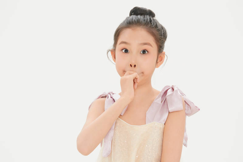 白色背景里的活泼可爱的中国小女孩儿童