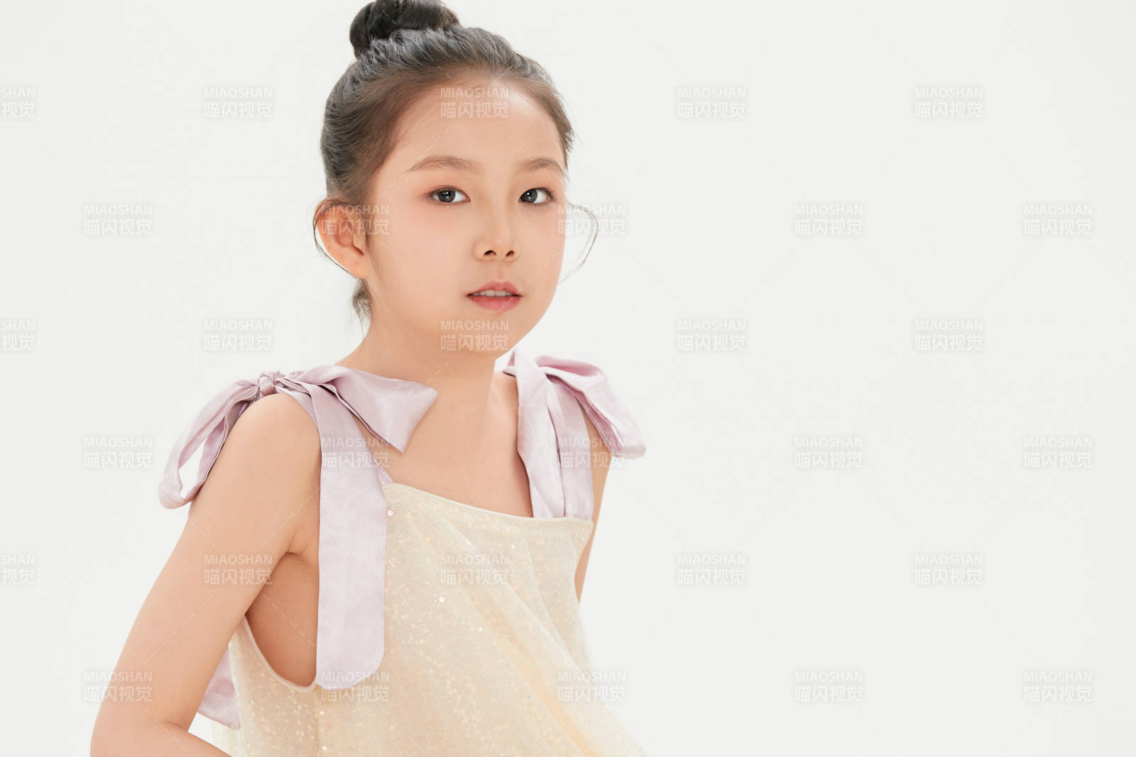 白色背景里的活泼可爱的中国小女孩儿童