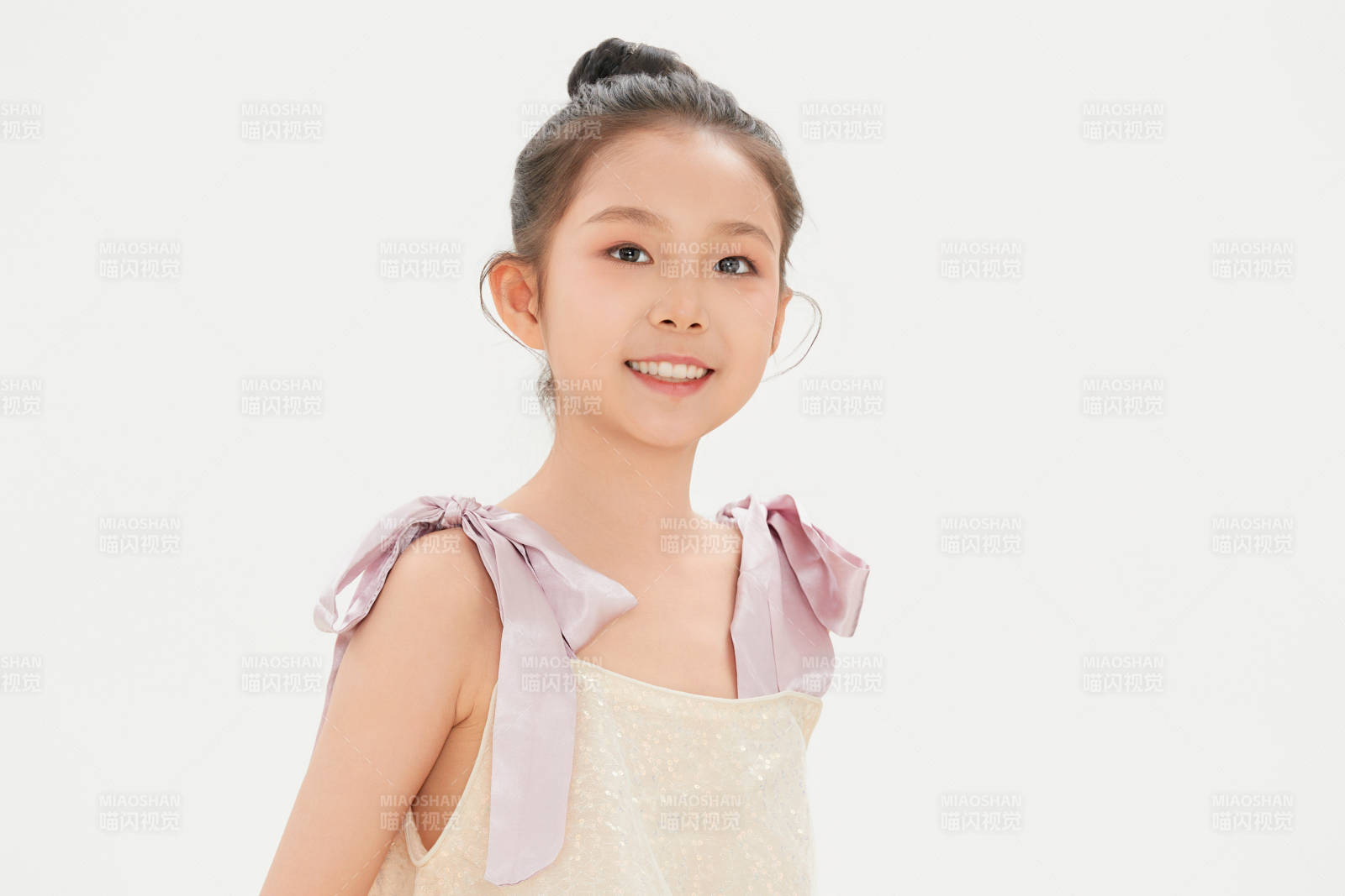 白色背景里的活泼可爱的中国小女孩儿童