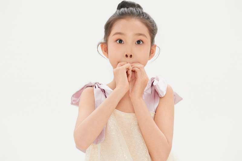 白色背景里的活泼可爱的中国小女孩儿童