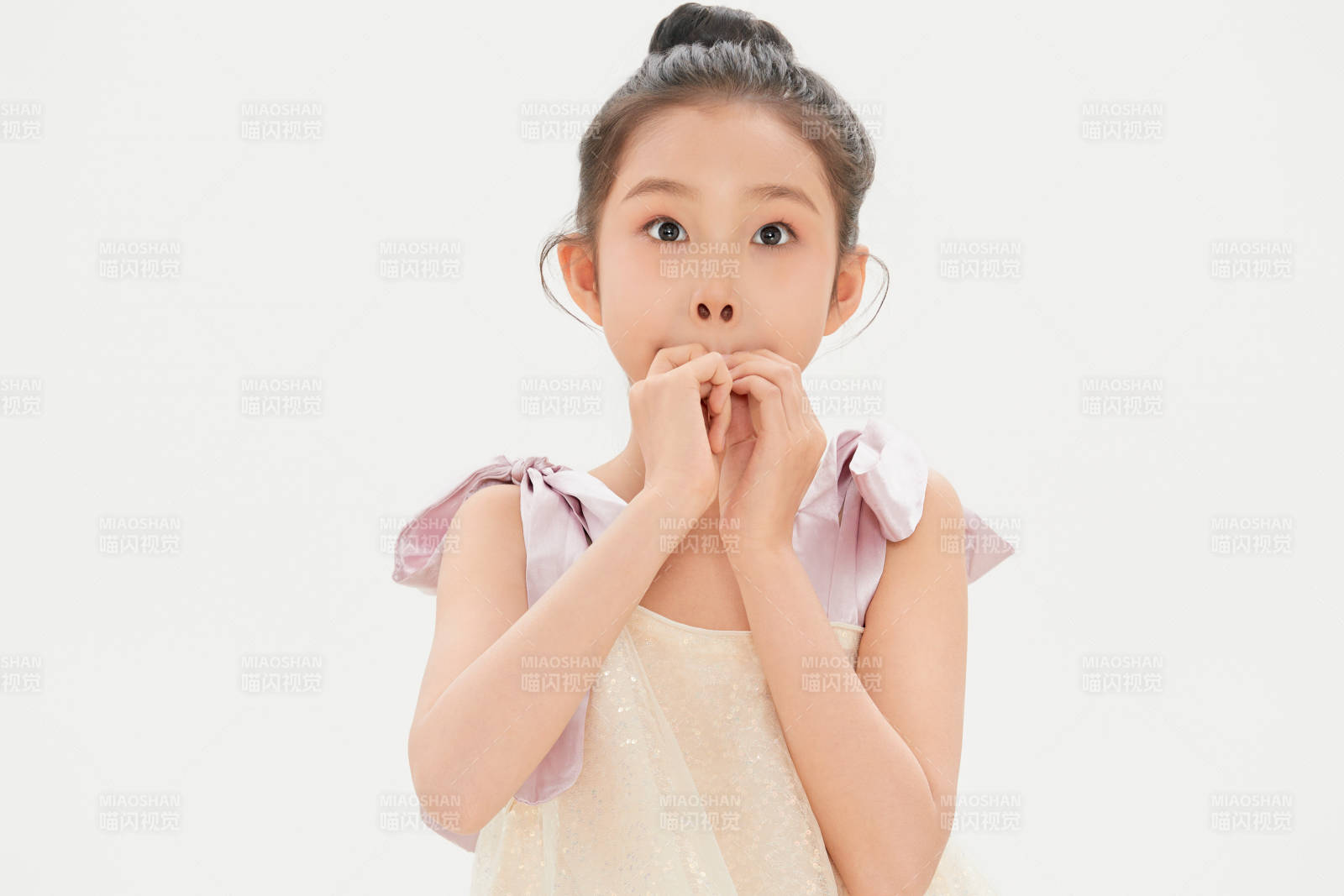 白色背景里的活泼可爱的中国小女孩儿童