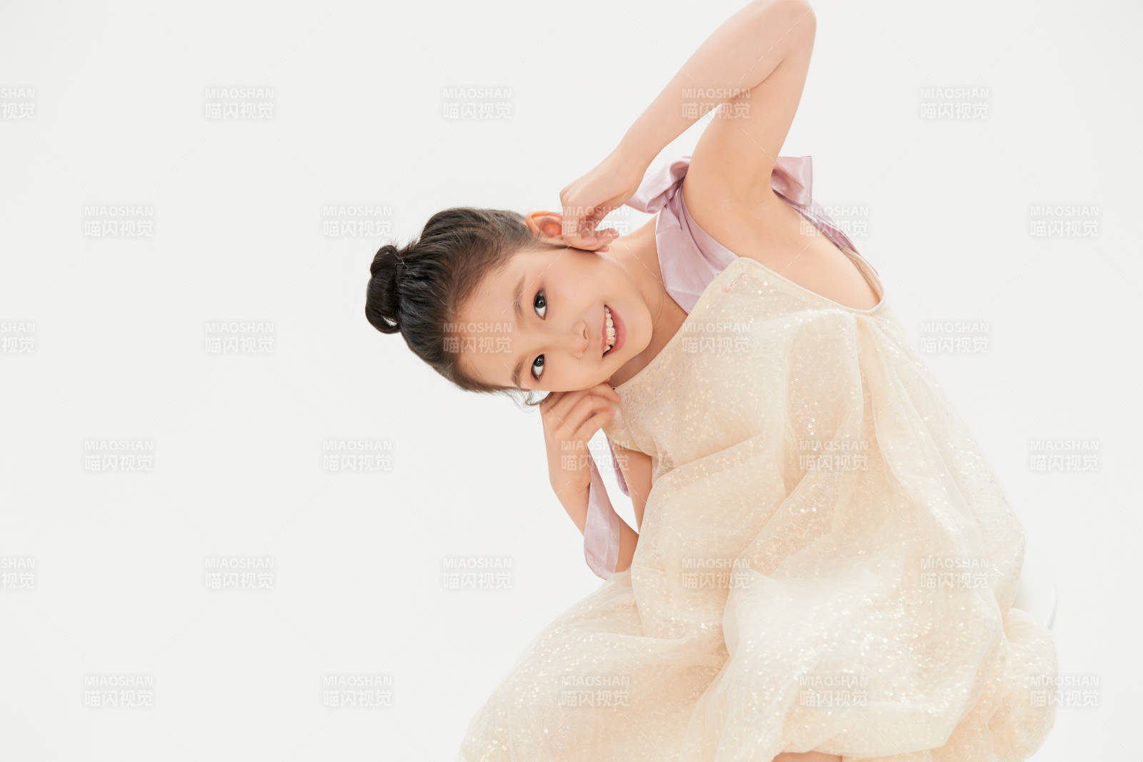 白色背景里的活泼可爱的中国小女孩儿童