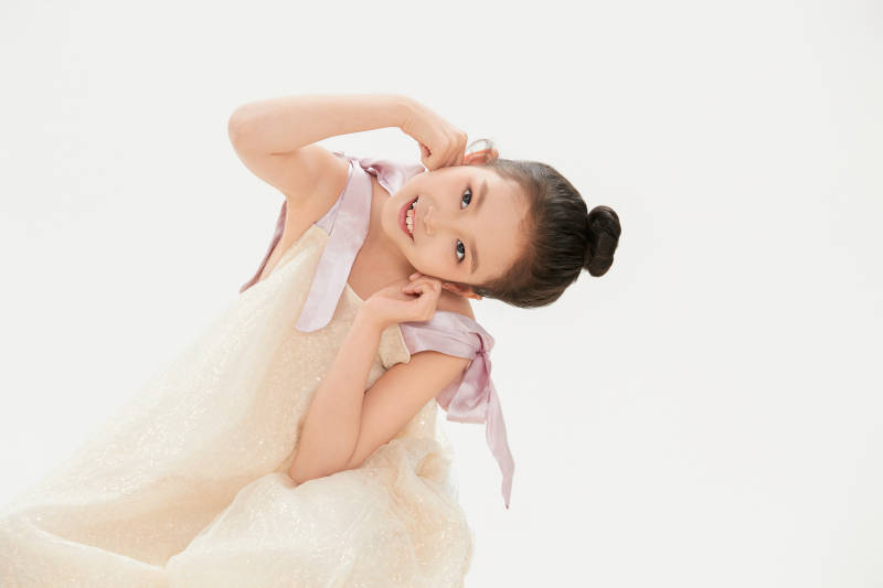 白色背景里的活泼可爱的中国小女孩儿童