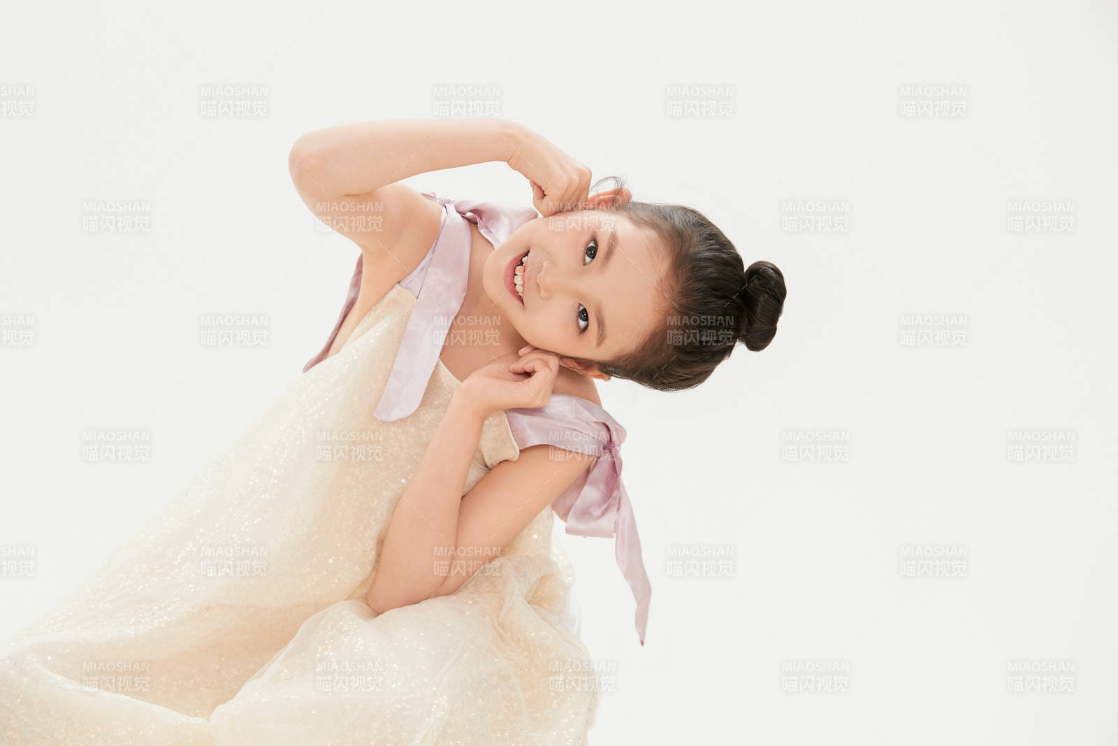 白色背景里的活泼可爱的中国小女孩儿童