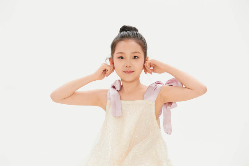 白色背景里的活泼可爱的中国小女孩儿童