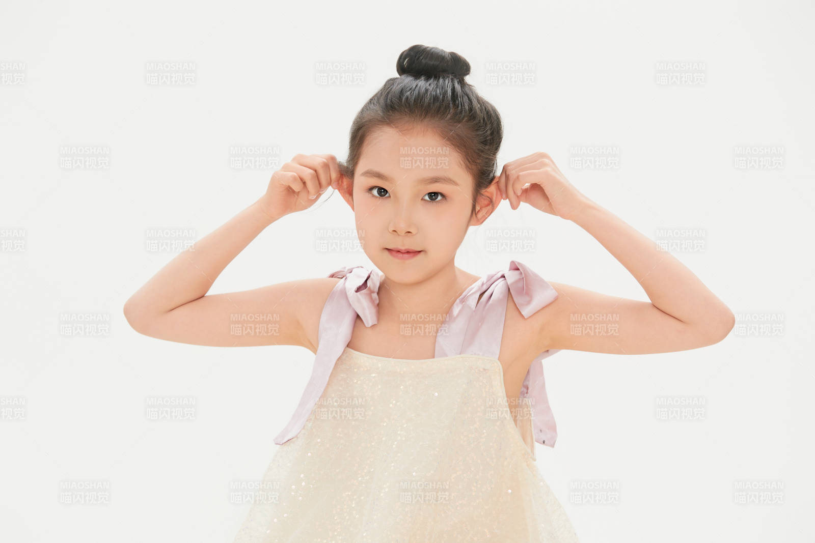 白色背景里的活泼可爱的中国小女孩儿童