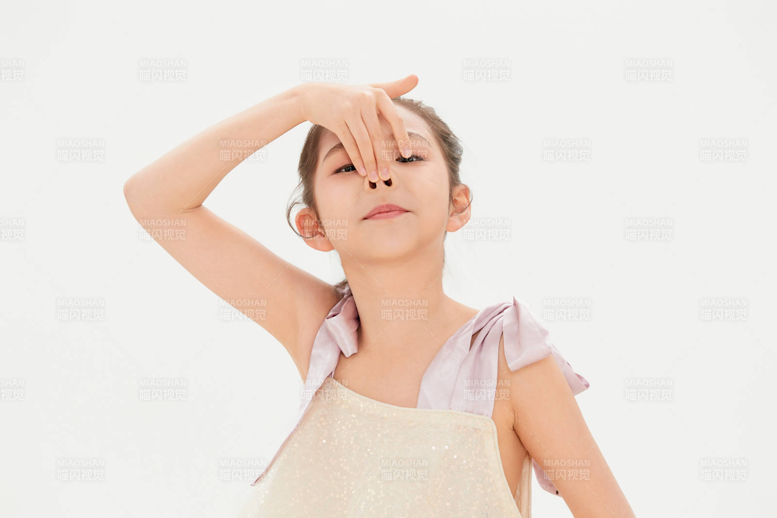 白色背景里的活泼可爱的中国小女孩儿童