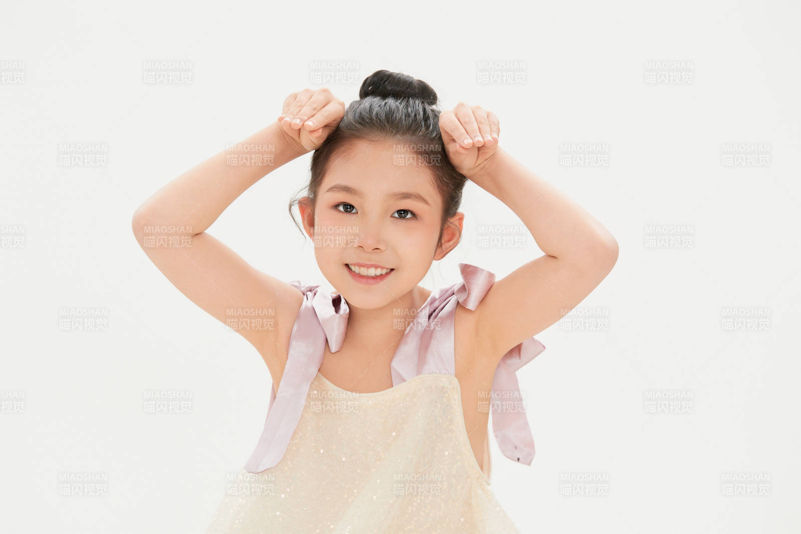 白色背景里的活泼可爱的中国小女孩儿童