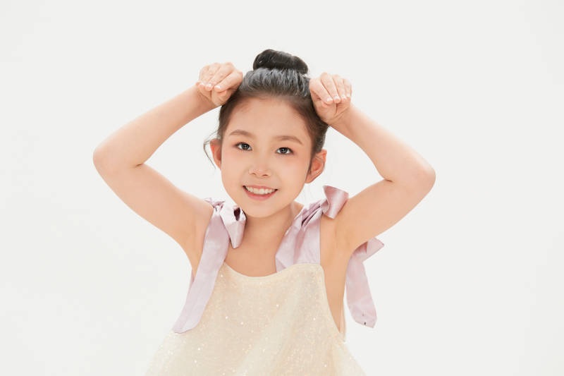 白色背景里的活泼可爱的中国小女孩儿童