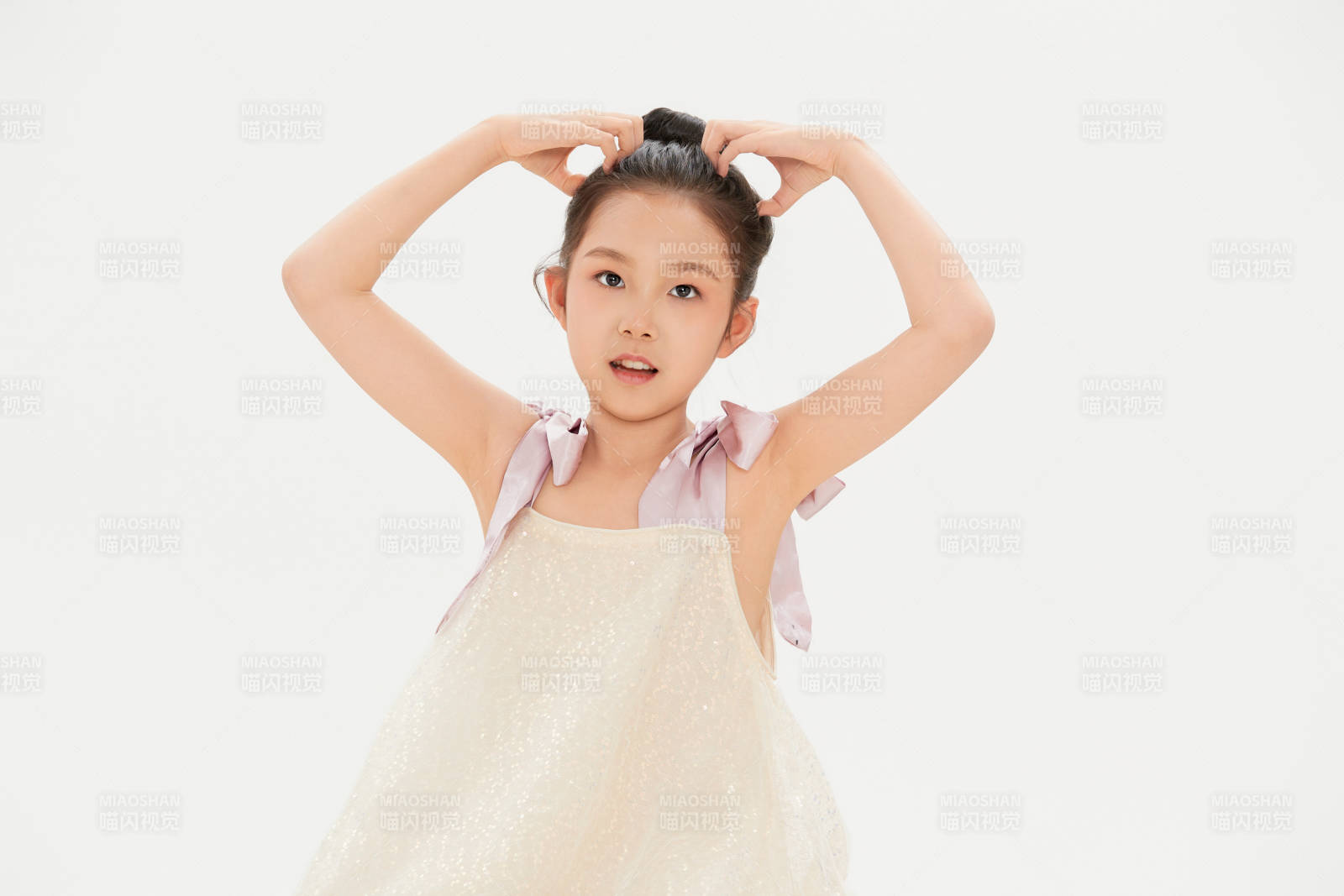 白色背景里的活泼可爱的中国小女孩儿童